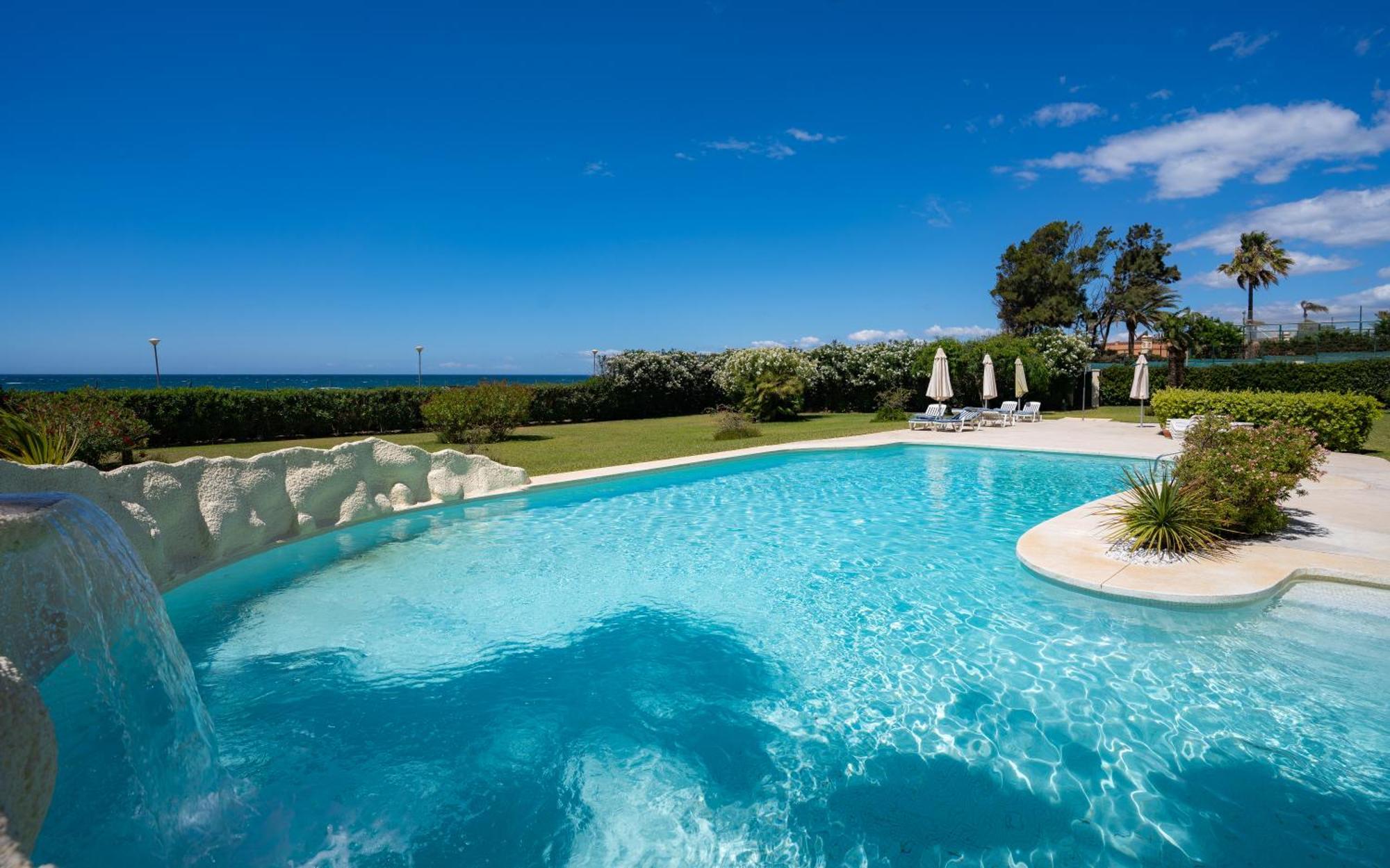 Beachfront Neptuno I, Complex,Views,Pool,Garden, Elviria มาร์เบยา ภายนอก รูปภาพ